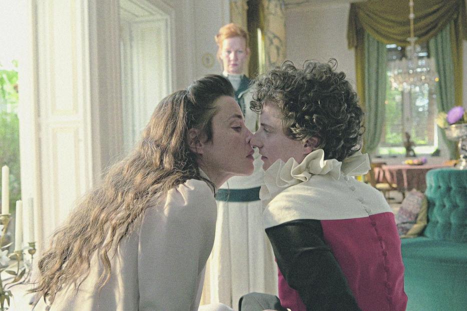 Szene aus dem Film „Sisi und Ich“, in der zwei Frauen sich küssen.