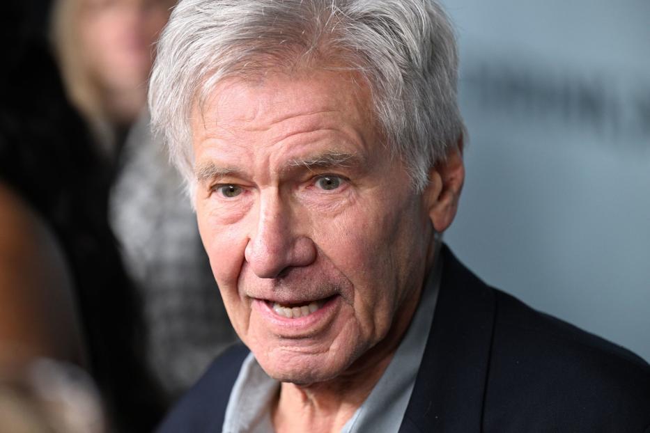 Nahaufnahme von Harrison Ford mit grauem Haar und einem dunklen Anzug.