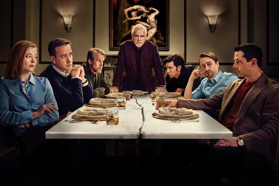 Die Familie Roy sitzt an einem langen Tisch in einer Szene aus der Fernsehserie „Succession“.