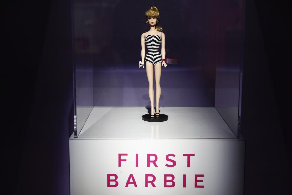 Die erste Barbie-Puppe im schwarz-weiß gestreiften Badeanzug in einer Vitrine.