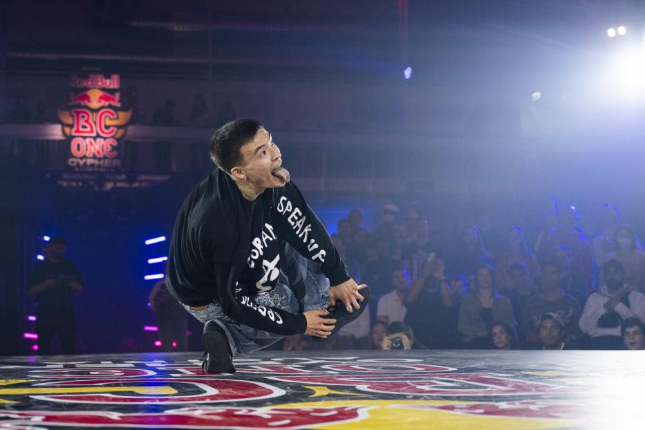 Ein Breakdancer zeigt seine Fähigkeiten bei einem Red Bull BC One Cypher Wettbewerb.