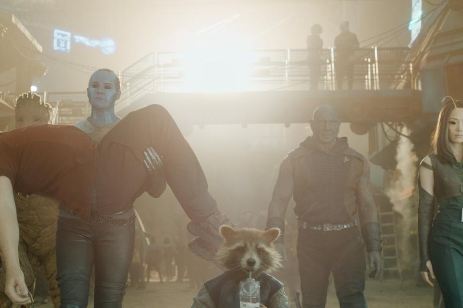 Nebula trägt den bewusstlosen Star-Lord, während die Guardians of the Galaxy um sie herum stehen.