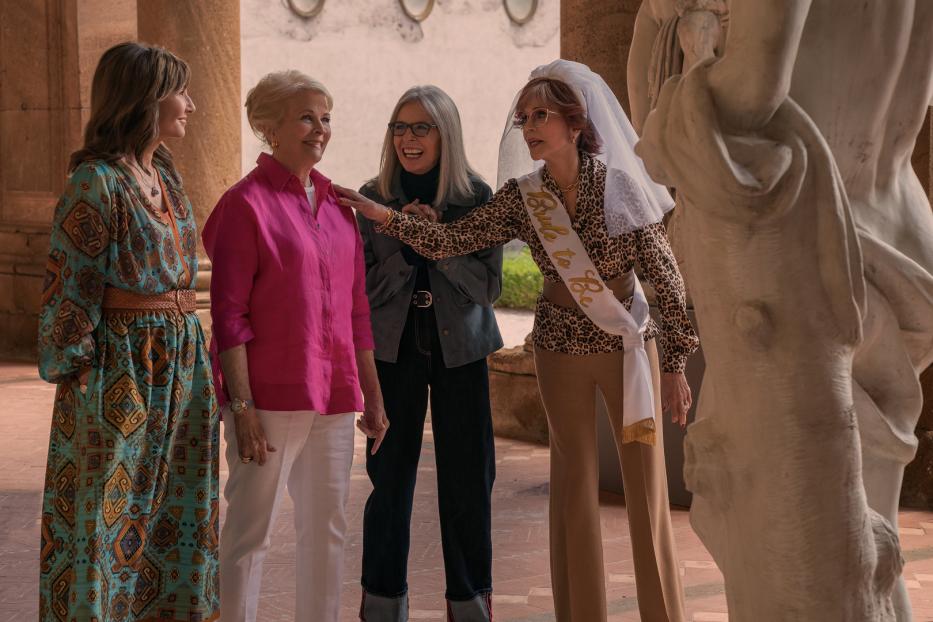 Jane Fonda mit „Braut zu sein“-Schärpe und Schleier mit ihren Freundinnen Diane Keaton, Mary Steenburgen und Candice Bergen.