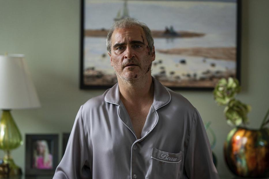 Joaquin Phoenix mit blutigen Kratzern im Gesicht und einem Schlafanzug mit der Aufschrift „Beau“.