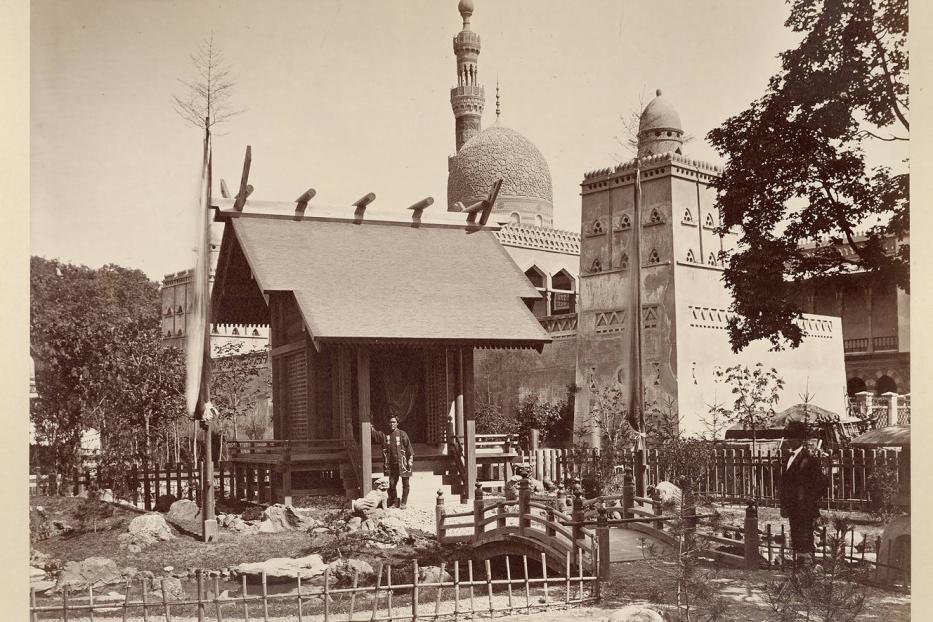 Ein japanisches Gebäude steht vor einem Gebäude im arabischen Stil.