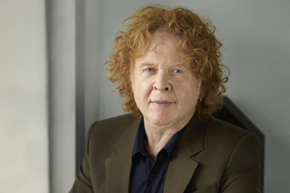Porträt von Mick Hucknall, dem Sänger der britischen Band Simply Red.