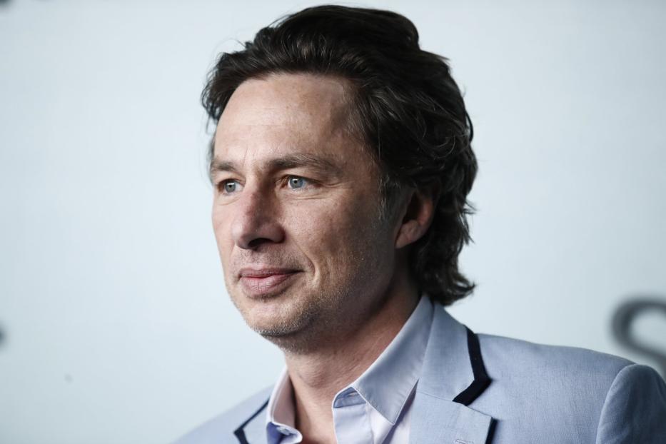 Porträt von Zach Braff, der ein hellblaues Jackett trägt.