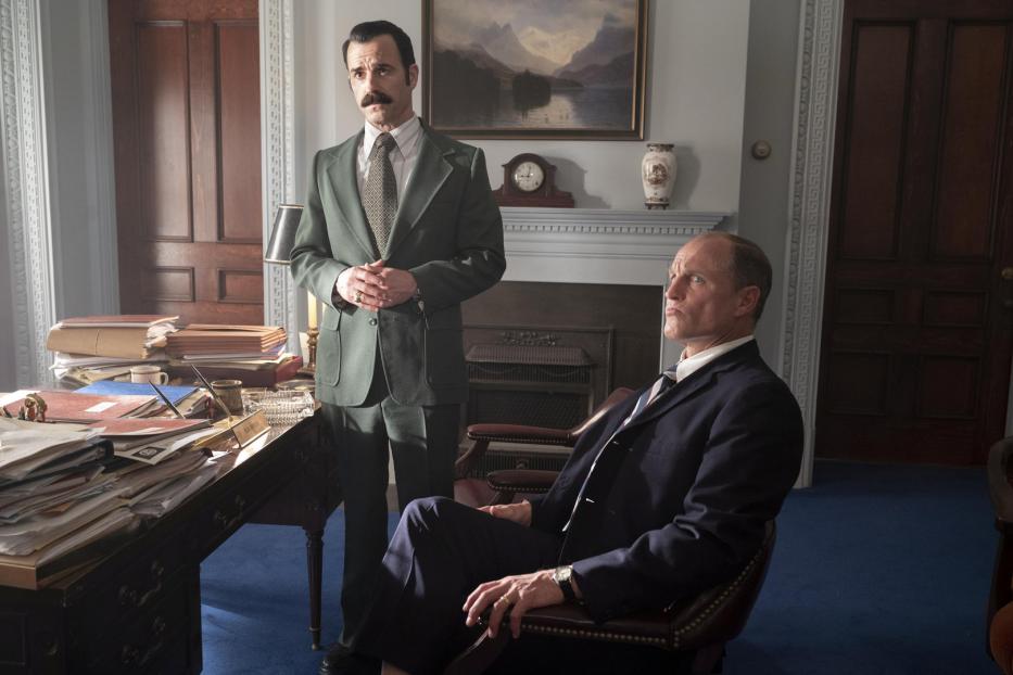 Justin Theroux und Woody Harrelson in „White House Plumbers“.