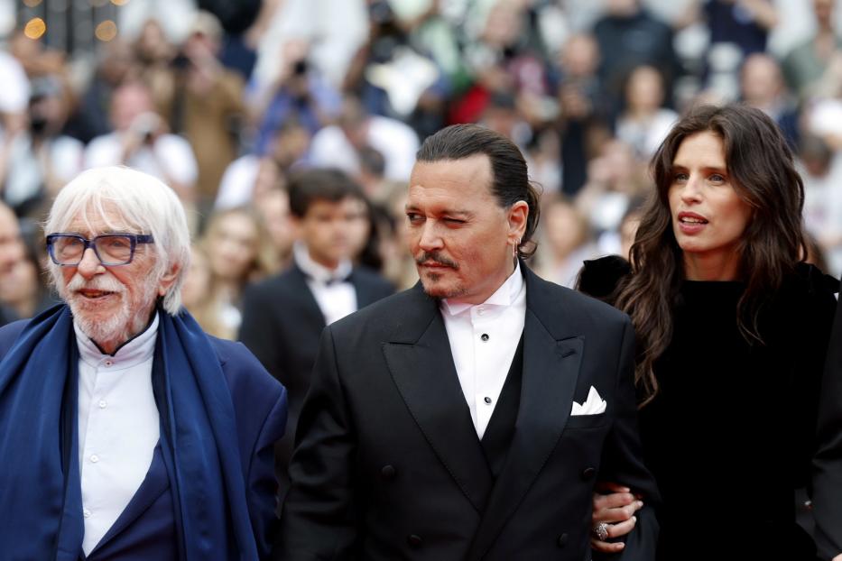 Johnny Depp mit Maïwenn und Pierre Richard auf dem roten Teppich in Cannes.