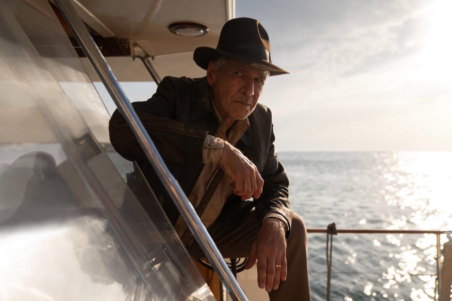 Harrison Ford als Indiana Jones auf einem Boot mit dem Meer im Hintergrund.