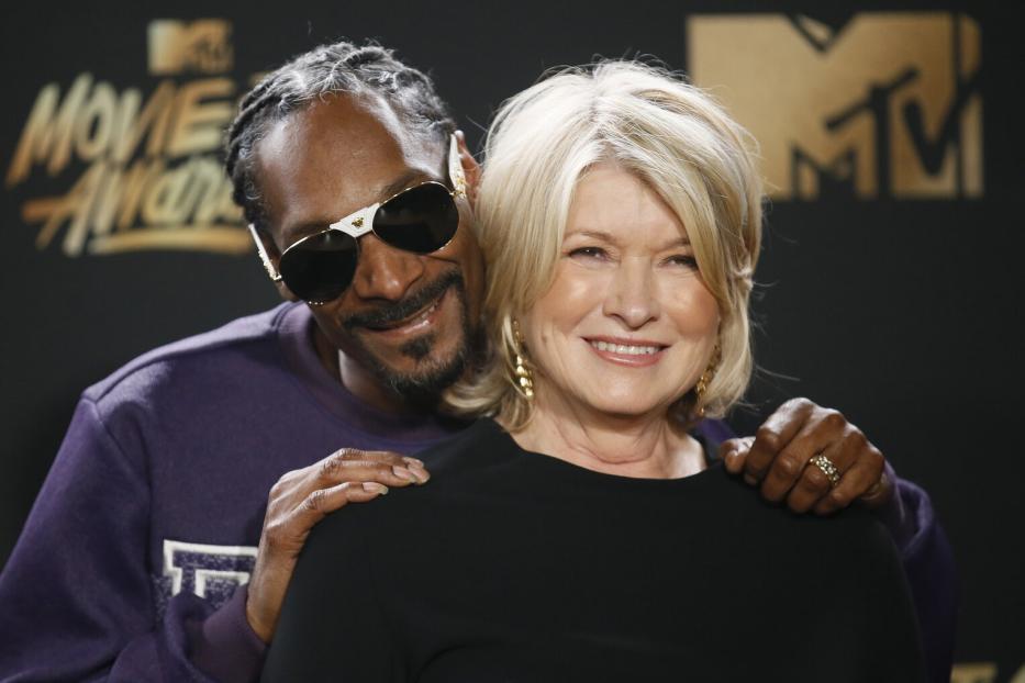 Snoop Dogg und Martha Stewart posieren zusammen vor einem MTV Movie Awards-Hintergrund.