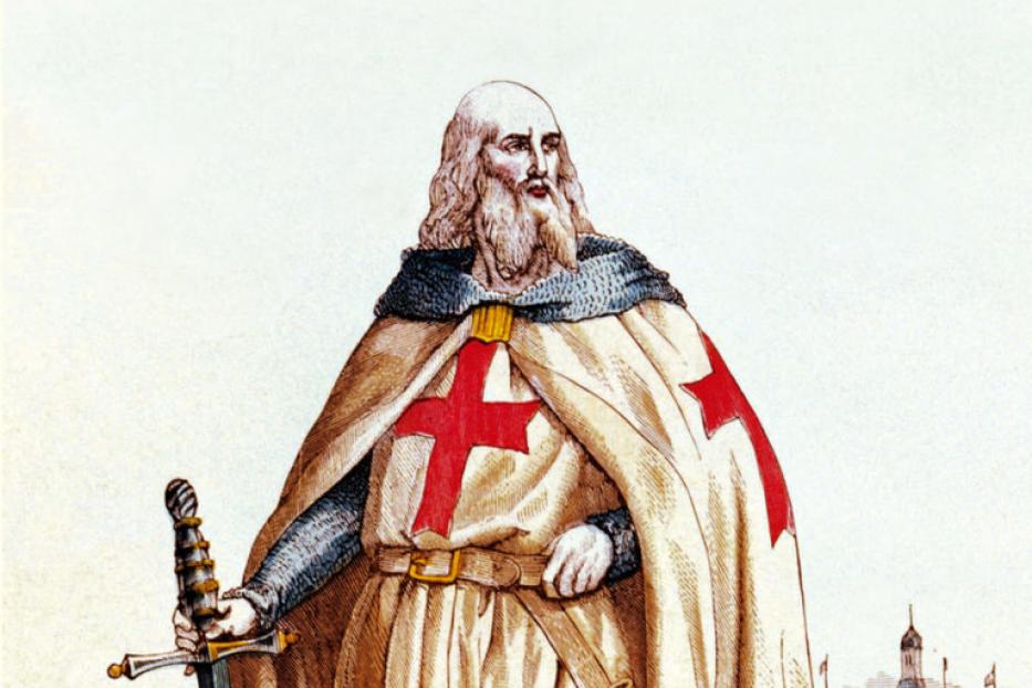Ein Ritter des Templerordens mit Schwert und Umhang mit rotem Kreuz vor einer Burg.