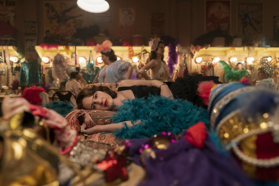 Midge Maisel liegt inmitten von Kostümen in der Garderobe der „The Marvelous Mrs. Maisel“.