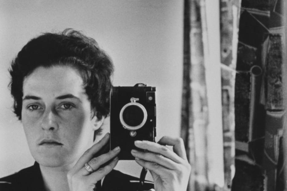 Inge Morath macht ein Selbstporträt mit einer Kamera.