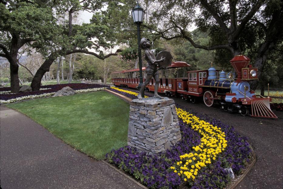 Eine Statue und eine kleine Eisenbahn auf der Neverland Ranch.