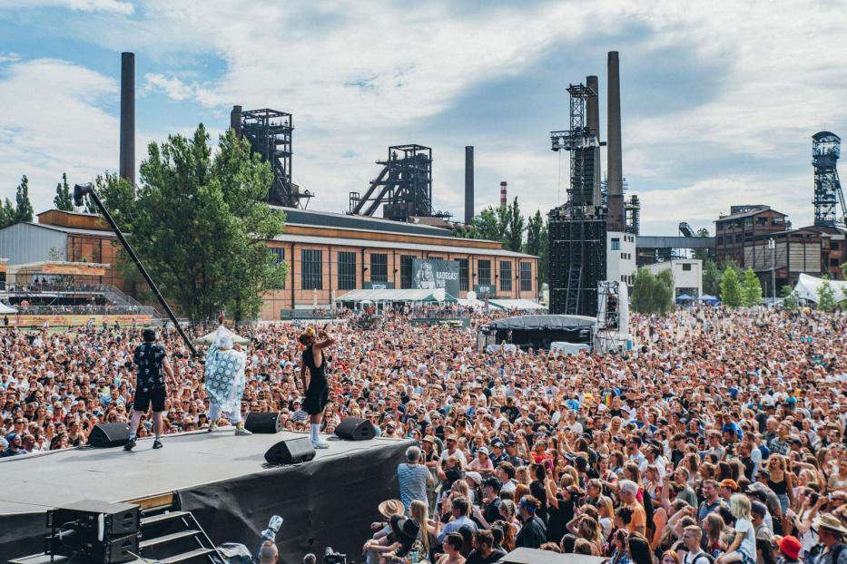 Eine Band tritt vor einer großen Menschenmenge beim „Colours of Ostrava“-Festival auf.