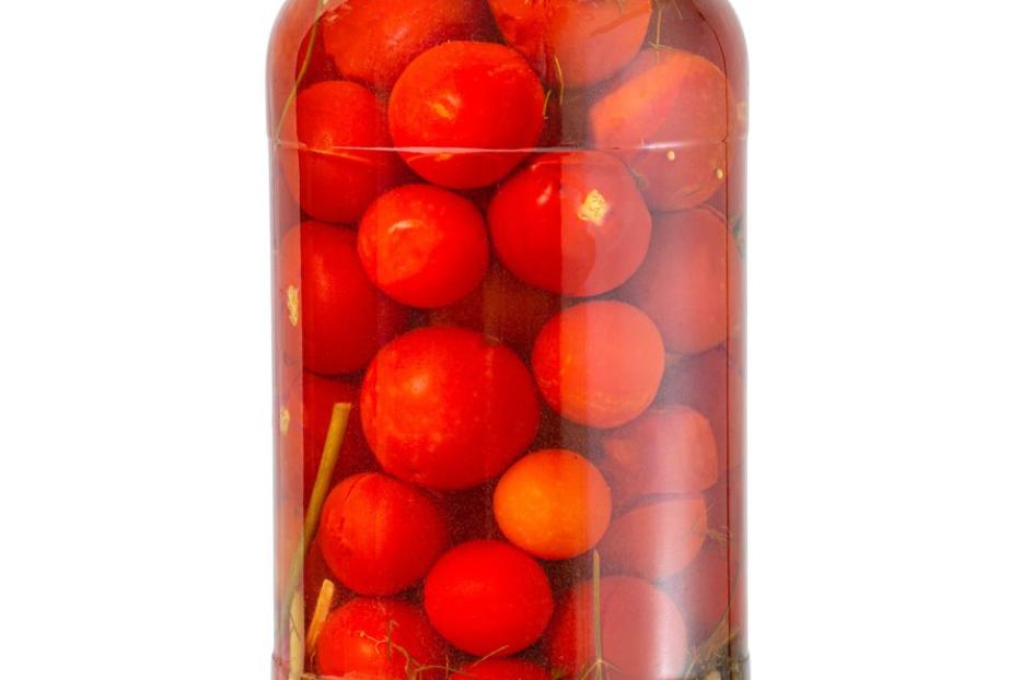 Einmachglas mit eingelegten roten Tomaten.
