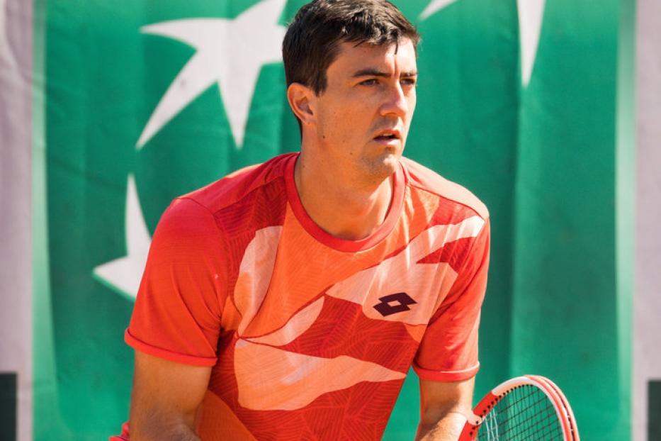 Tennisspieler Sebastian Ofner beim Aufschlag.