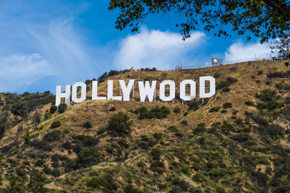 Der Hollywood-Schriftzug auf einem Hügel unter blauem Himmel.