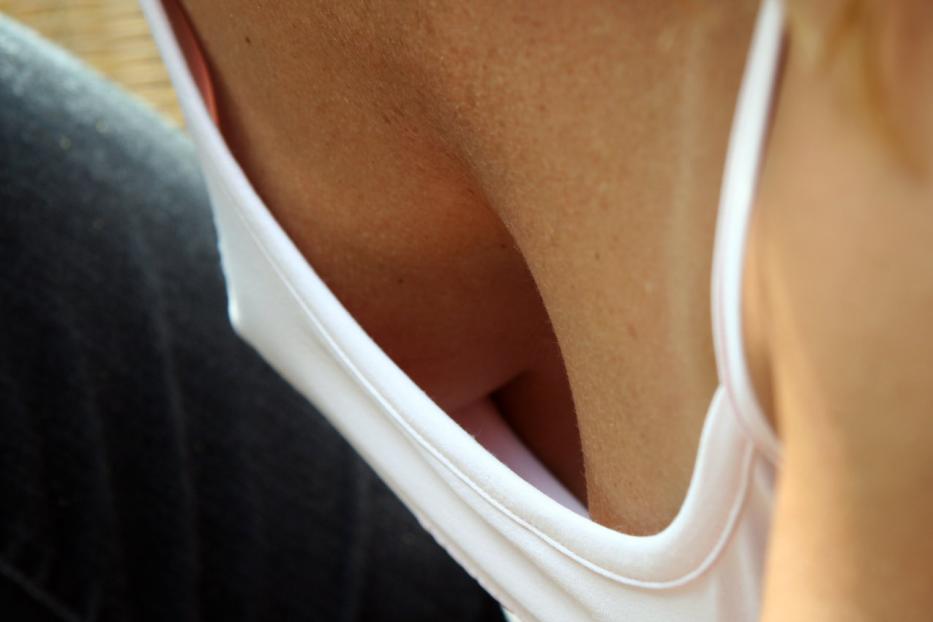 Nahaufnahme vom Ausschnitt eines weißen Tanktops.