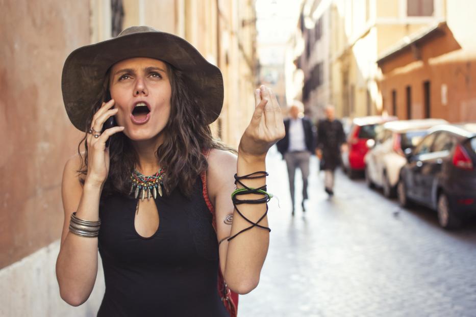 Diese Italienerin gestikuliert beim Telefonieren ganz wild mit ihren Händen.