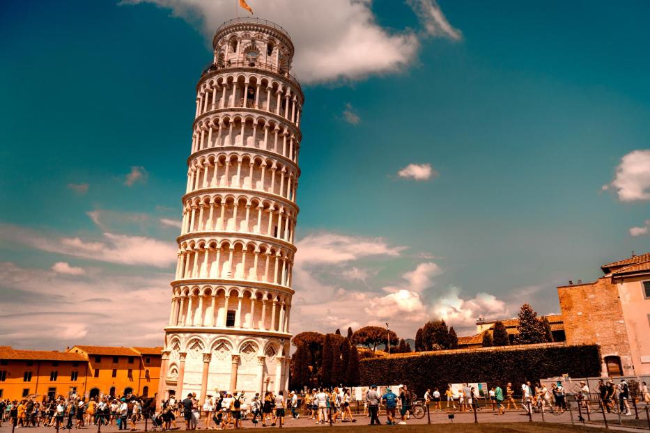 Der Schiefe Turm von Pisa mit vielen Touristen davor.