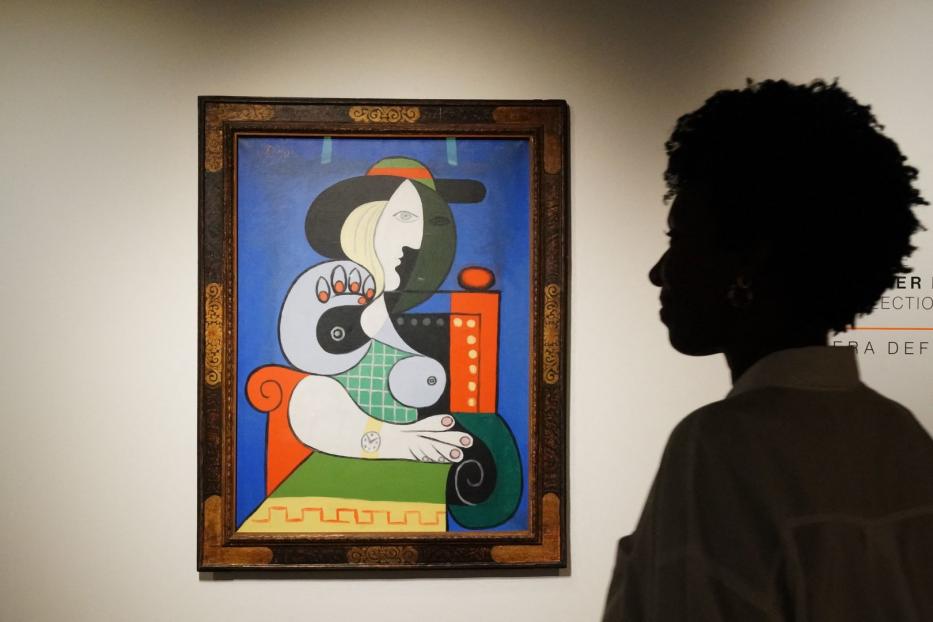 Das Gemälde „Femme à la montre“ hängt in einer Kunstgalerie.