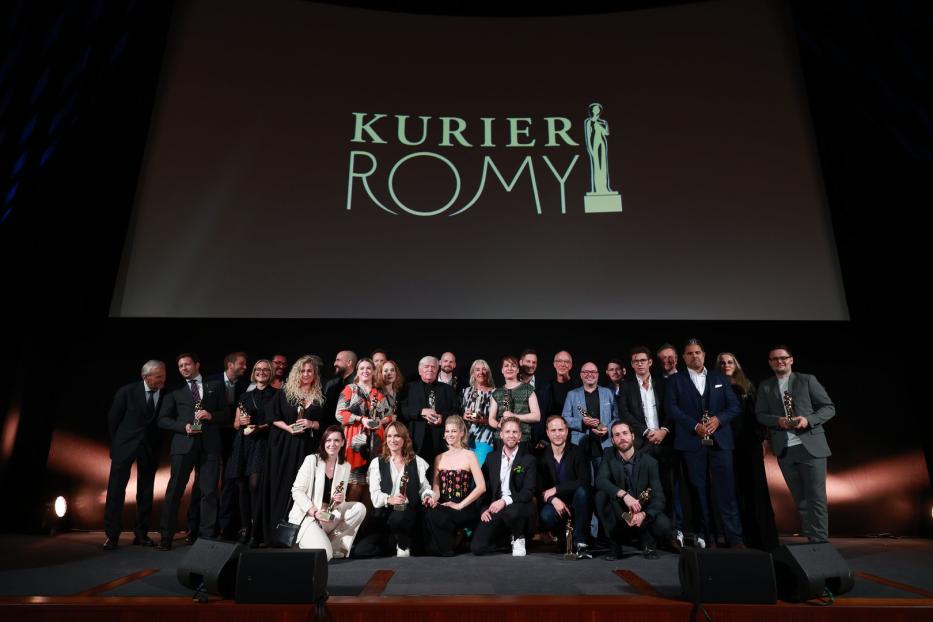 Eine Gruppe von Preisträgern posiert auf der Bühne der „Kurier Romy“-Verleihung.