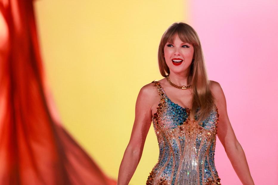 Taylor Swift im glitzernden Outfit auf der Bühne.