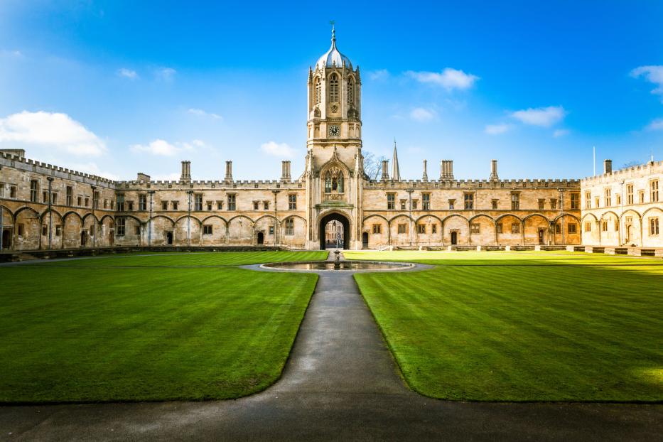 Der Innenhof der Universität Oxford mit gepflegtem Rasen und historischer Architektur.