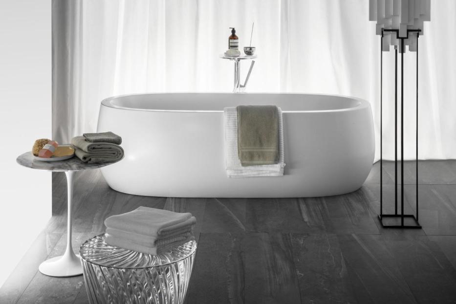 Das Badezimmer „IL BAGNOALESSI“ von Laufen mit Badewanne und Accessoires.
