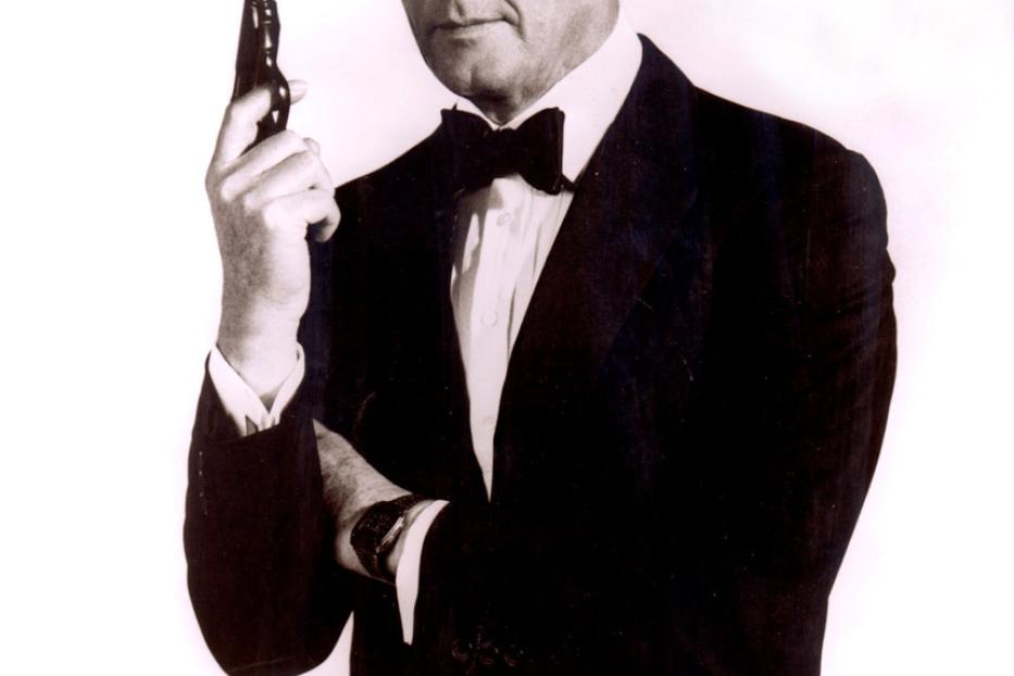 Roger Moore als James Bond mit einer Pistole in der Hand.
