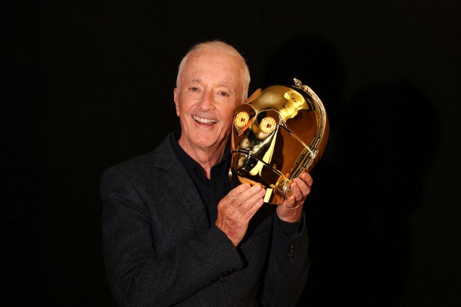 Anthony Daniels hält den Kopf der C-3PO-Figur aus „Star Wars“.