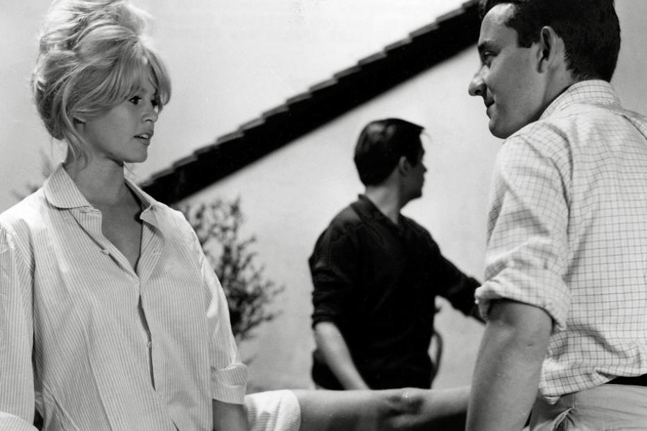 Die Bardot im Boyfriend Shirt.