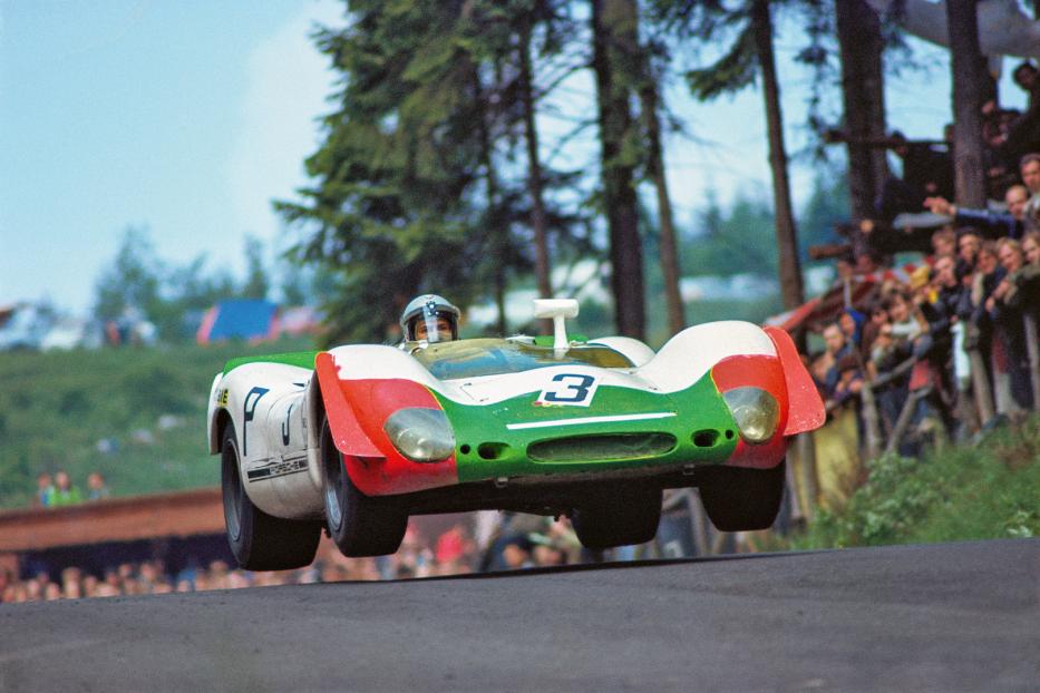 Ein Porsche 917 mit der Nummer 3 hebt während eines Rennens von der Strecke ab.