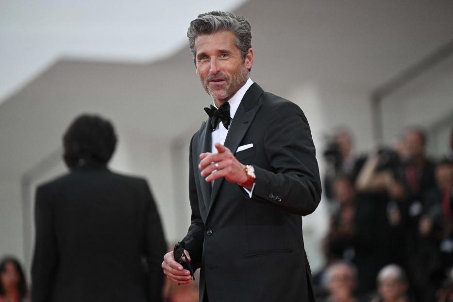 Patrick Dempsey auf einem roten Teppich in einem schwarzen Smoking.