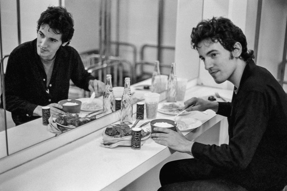 Bruce Springsteen isst 1977 in einem Spiegelbild zu sehen.