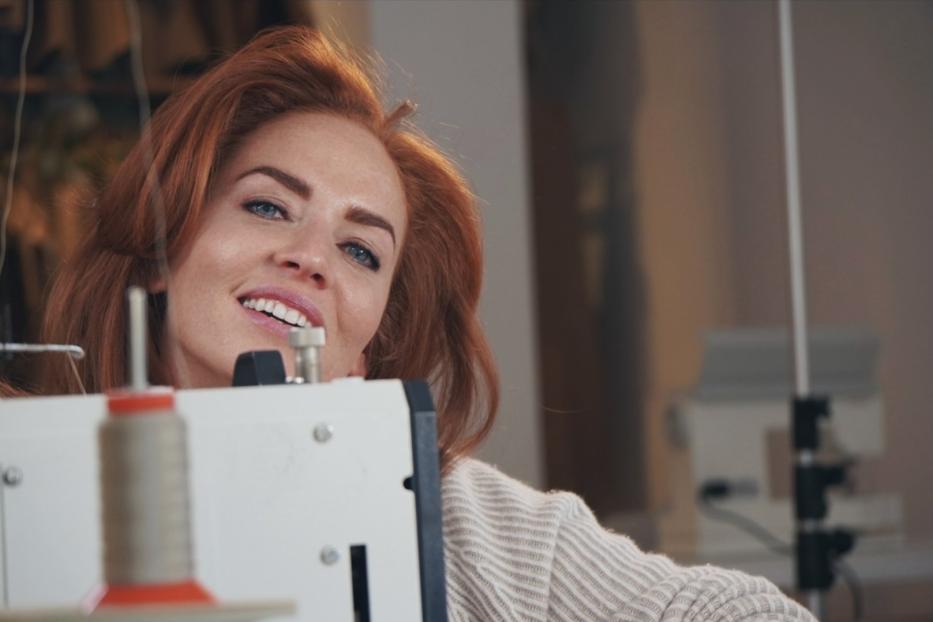 Magdalena Moser an einer Nähmaschine.
