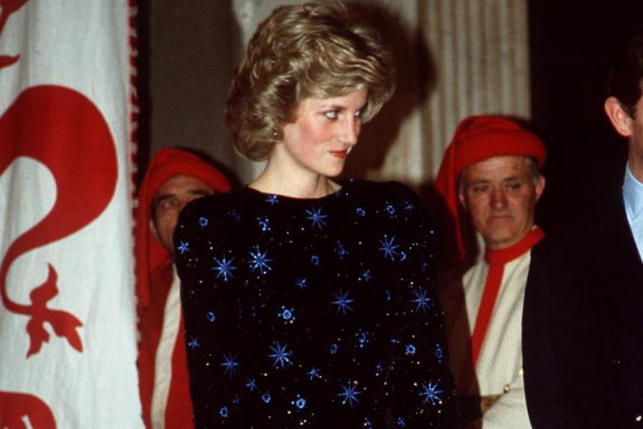 Diana, Prinzessin von Wales, in einem blau-schwarzen Kleid in Florenz.
