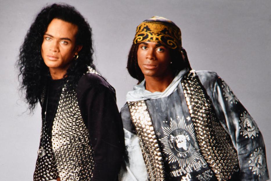 Das Popduo Milli Vanilli posiert in Nietengewändern für ein Foto.