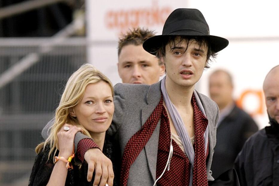 Kate Moss und Pete Doherty stehen zusammen.