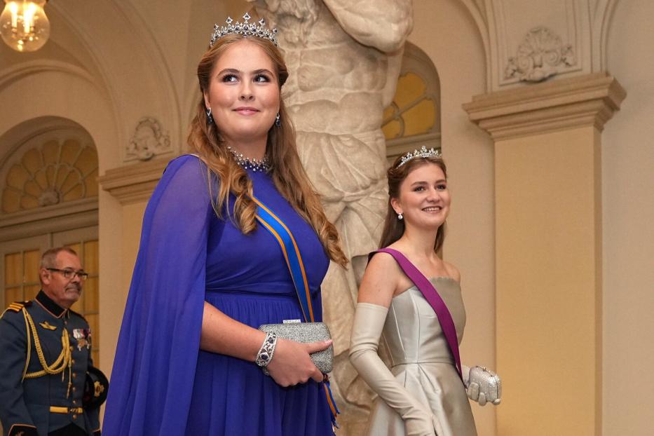 Prinzessin Amalia und Prinzessin Elisabeth tragen Diademe und Schärpen bei einem formellen Anlass.