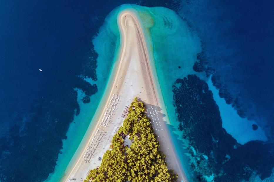 Luftaufnahme von Zlatni Rat, einem Strand auf der Insel Brač, Kroatien.