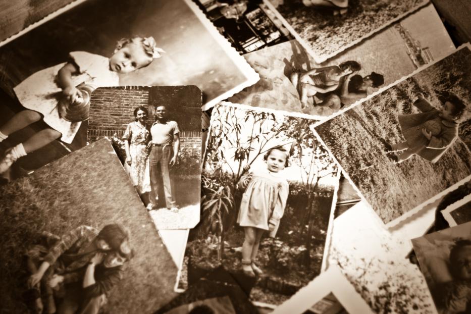 Eine Sammlung alter Schwarzweißfotos von Familien und Kindern.