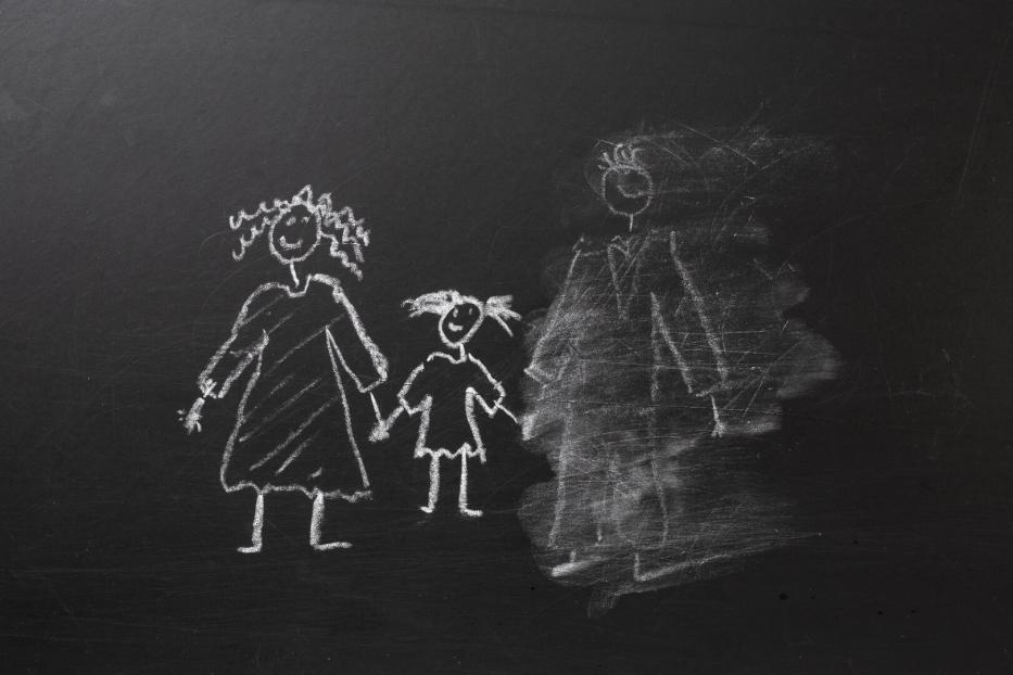 Tafelzeichnung einer Familie mit ausgelöschtem Vater.