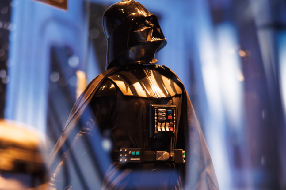 Eine Darth Vader-Figur steht in einer Vitrine.
