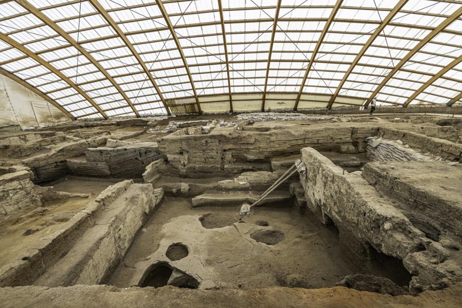 Blick auf die Ausgrabungsstätte Çatalhöyük unter einem Schutzdach.