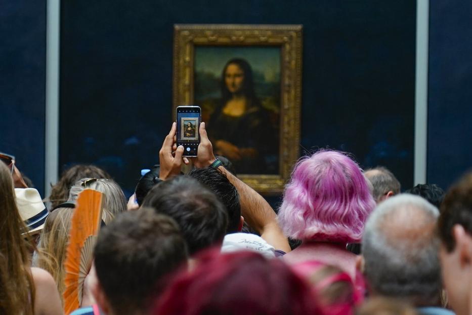 Besucher fotografieren die „Mona Lisa“ im Louvre.