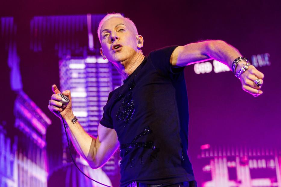 H.P. Baxxter ist der Frontmann von Scooter. Hier steht er mit Mikrofon auf der Bühne des Nova Rock Festivals 2023.