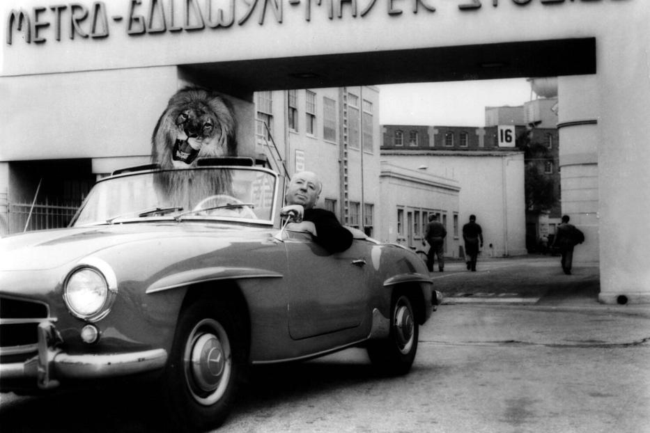 Alfred Hitchcock fuhr mit einem Mercedes-Cabrio aus dem MGM-Studi. Am Rücksitz saß Leo, der Löwe.